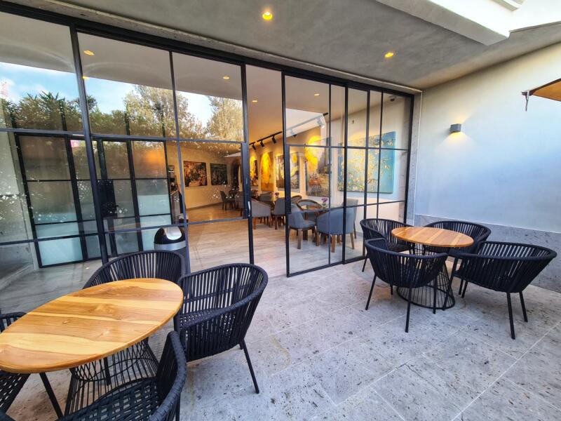 Terraza con ventanales