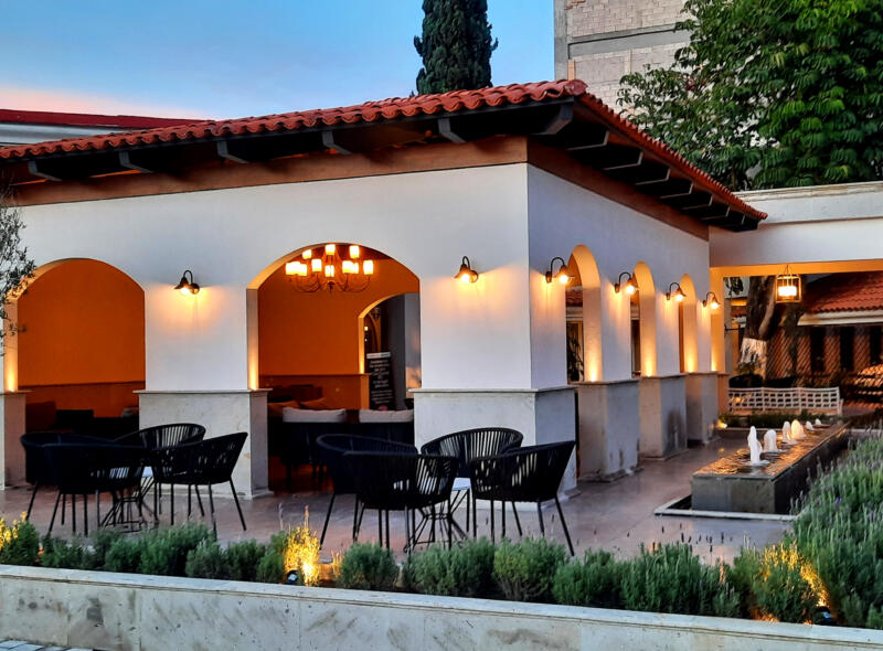 Jardín con sombrilla