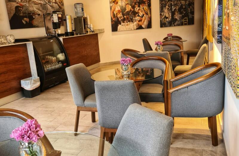 Cafetería con flores